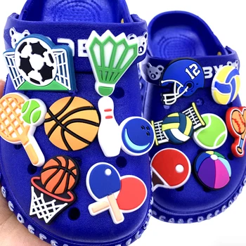1PCS Cartoon Calcio Basket Icona Scarpe Charms Foro Pantofola Accessori Braccialetto di Coccodrillo Decorazione Per Bambini Ragazzi Doni